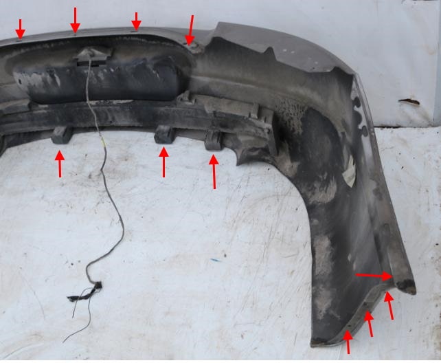 Puntos de fijación del parachoques trasero del Dodge Intrepid II (1997-2004)