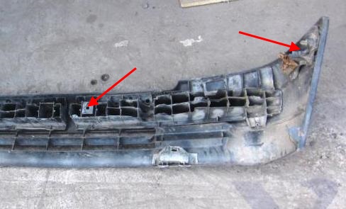 the attachment of the front bumper Renault Clio 1 (1990-1998)