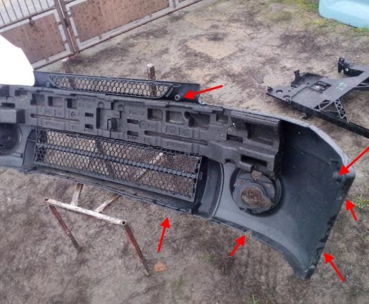 The attachment of the front bumper Renault Kangoo 1 (1998-2008)