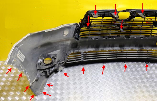 Puntos de fijación del parachoques delantero Toyota Highlander XU50 (2013-2019)